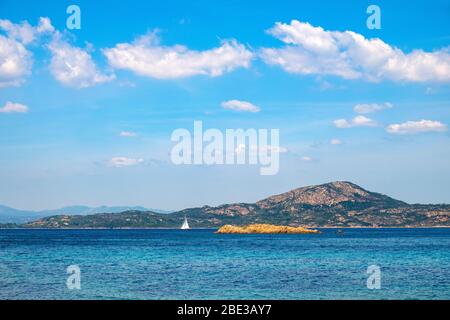 Panoramablick auf die Insel Isola dei Porri mit dem sardischen Festland im Hintergrund von der Insel Isola Tavolara auf dem Tyrrhenischen Meer vor der Küste Sardiniens Stockfoto