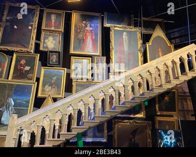 Hogwarts Treppe und Gemälde - Harry Potter WB Studio Tour Stockfoto
