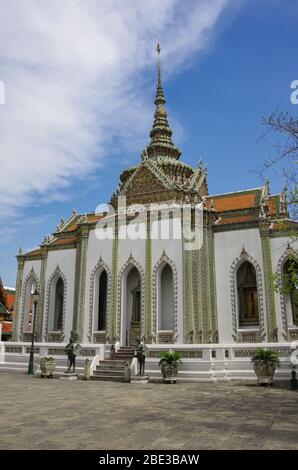 Phra Wiharn Yod im Tempel des Smaragd-Buddha in Bangkok, Thailand Stockfoto