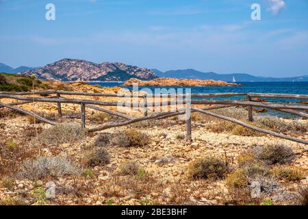 Panoramablick auf die Halbinsel Spalmatore di Terra von Marine Naturschutzgebiet mit mediterranem Gestrüpp der Insel Isola Tavolara auf Tyrrhenischen Meer Stockfoto