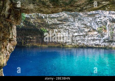 Melissani Höhle oder Melissani See in Kefalonia Griechenland. Ein großer Teil der Höhle des Daches ist gefallen und enthüllt einen See mit herrlichem türkisfarbenen Kristall klar Stockfoto