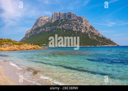 Panoramablick auf die Klippen und Hänge des Hauptkalkmassiv, Monte Cannone Gipfel, der Insel Isola Tavolara auf Tyrrhenischen Meer vor der Küste Sardiniens Stockfoto