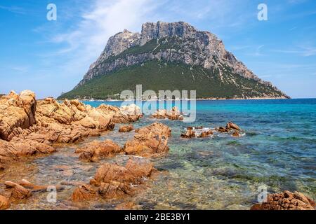 Panoramablick auf die Klippen und Hänge des Hauptkalkmassiv, Monte Cannone Gipfel, der Insel Isola Tavolara auf Tyrrhenischen Meer vor der Küste Sardiniens Stockfoto