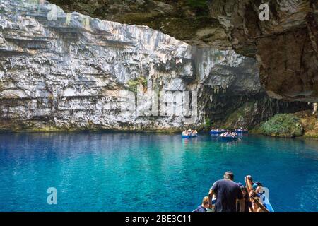 Melissani Höhle oder Melissani See in Kefalonia Griechenland. Ein großer Teil der Höhle des Daches ist gefallen und enthüllt einen See mit herrlichem türkisfarbenen Kristall klar Stockfoto