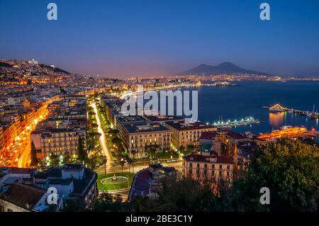 Blick von Posillipo auf die schöne Stadt Neapel, Italien. Stockfoto