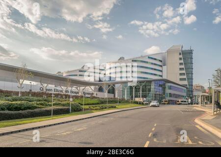 Queen Elizabeth Hospital, Birmingham, Großbritannien an einem sonnigen Tag während des Covid 19 Ausbruchs 2020 Stockfoto