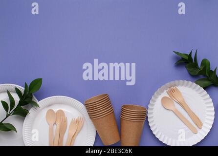 Pappbecher und -Teller sowie Holzbesteck Stockfoto