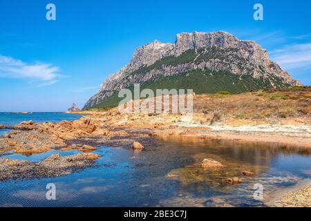 Panoramablick auf die Klippen und Hänge des Hauptkalkmassiv, Monte Cannone Gipfel, der Insel Isola Tavolara auf Tyrrhenischen Meer vor der Küste Sardiniens Stockfoto