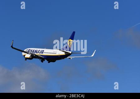 Ein Ryanair Boeing 737-8AS Flugzeug (Ei-DYN), das am 16. März 2020 vom Flughafen Bristol abfliegt, Großbritannien, Europa Stockfoto
