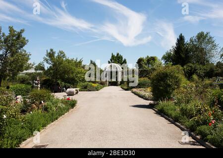 Ein Pavillon im Botanischen Garten neben dem Schloss Nymphenburg in München an einem Sommertag. Stockfoto