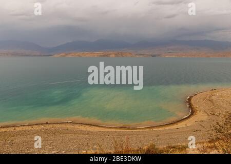 Toktogul Reservoir auf dem Gebiet des Toktogul Distrikts der Region Jalal-Abad in Kirgisistan. Stockfoto