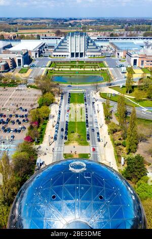 Blick auf das Brüsseler Expo-Gebäude Nr. 5 (Centenary Palace) im Heysel-Park vom Atomium, Brüssel, Belgien Stockfoto