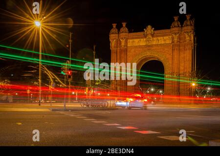 BARCELONA, SPANIEN - 19. MAI 2018. Triumphbogen in Barcelona bei Nacht Stockfoto