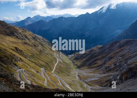 Der Zugang zum Stilfserjoch mit seinen vielen Kehren, Italien. Stockfoto