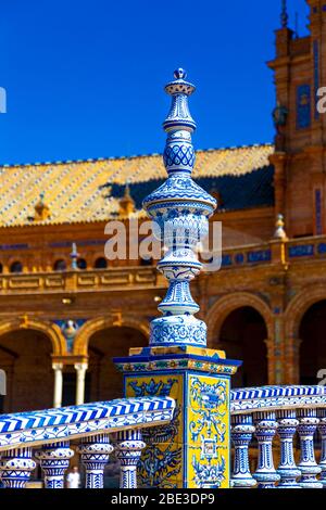 Nahaufnahme einer Brückenbalustrade mit keramischen Azulejo-Fliesen, Pavillon auf der Plaza de España im Parque de María Luisa, Sevilla, Andalusien, Spanien Stockfoto