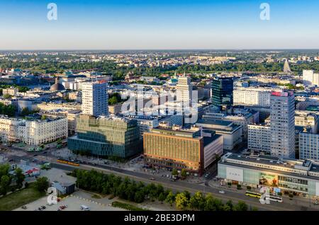 WARSCHAU, POLEN - JMAY 07, 2018. Luftaufnahme der Drohne von oben auf die Skyline des Stadtzentrums. Stockfoto