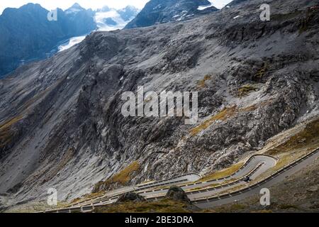 Der Zugang zum Stilfserjoch mit seinen vielen Kehren, Italien. Stockfoto