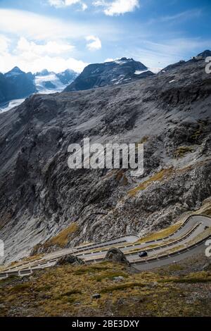 Der Zugang zum Stilfserjoch mit seinen vielen Kehren, Italien. Stockfoto