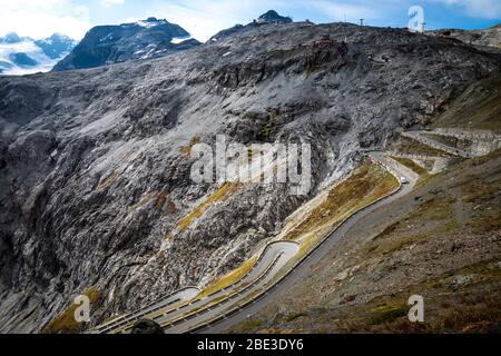 Der Zugang zum Stilfserjoch mit seinen vielen Kehren, Italien. Stockfoto