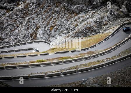 Der Zugang zum Stilfserjoch mit seinen vielen Kehren, Italien. Stockfoto