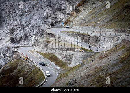 Der Zugang zum Stilfserjoch mit seinen vielen Kehren, Italien. Stockfoto