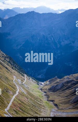 Der Zugang zum Stilfserjoch mit seinen vielen Kehren, Italien. Stockfoto