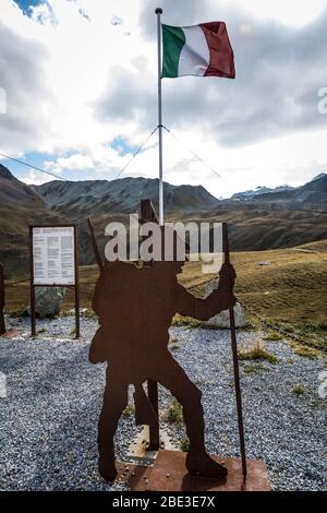 Metallsilhouetten von Soldaten des Ersten Weltkriegs begleiten Informationstafeln, die Schlachten beschreiben, die im Ersten Weltkrieg an der schweizerisch-italienischen Grenze stattfanden Stockfoto