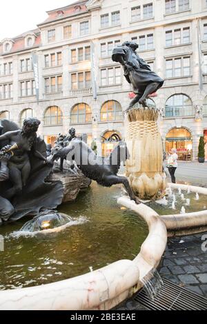 Der Hans Sachs-Brunnen Ehekarussell-Brunnen mit seinen umstrittenen Skulpturen über das Eheleben auf dem Ludwigsplatz in Nürnberg. Stockfoto