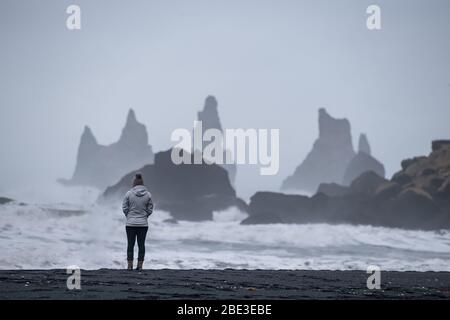 Schwarzer Sand Strand Reynisfjara in Vik, Island Stockfoto
