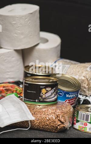MOSKAU, RUSSLAND - 18. MÄRZ 2020: Panik in Russland wegen Quarantäne des Coronavirus, wenn die Menschen Grundprodukte in Russland kaufen Stockfoto