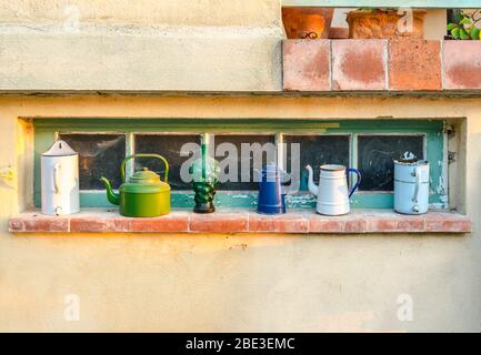 Bunte Wasserkocher auf Stuckregal in Aix-en-Provence Stockfoto