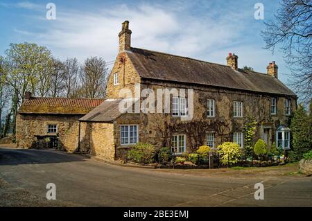 Großbritannien, South Yorkshire, Doncaster, Hooton Pagnell, Eckhütte & Häuser Stockfoto