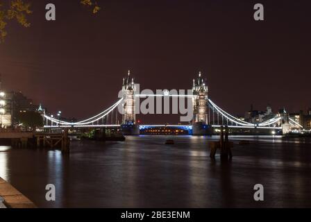 Dusk Night Twilight Tower Bridge Bascule Suspension Bridge, London, SE1 von Sir Horace Jones & Sir John Wolfe Barry viktorianische gotische Architektur Stockfoto