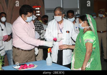 Distriktsammler Rajendra Bhatt gab Rose an Corona Patienten nach der Genesung und Entlassung aus dem Regierungskrankenhaus in Bhilwara. Foto/Sumit Saraswat Stockfoto