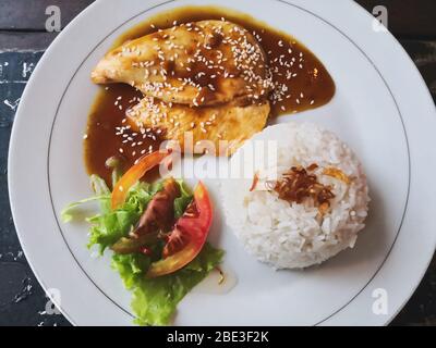 Chicken Teriyaki, Foto von oben von Chicken Teriyaki mit gebratenem Reis. Stockfoto