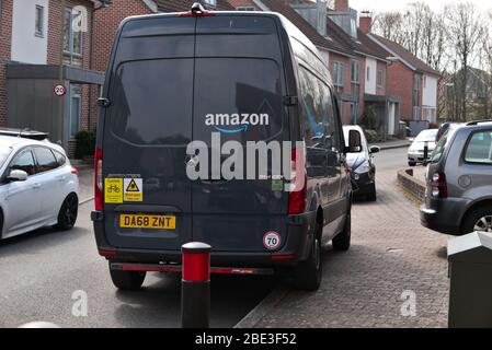 Basingstoke, Hampshire / UK - April 08 2020: Ein Amazon-Fahrer parkt seinen Van, bevor er während der Corona eine Lieferung zum Haus eines Kunden durchführt Stockfoto