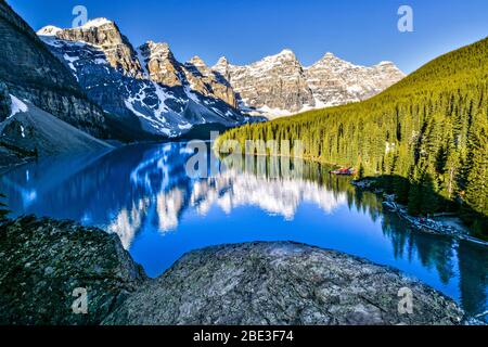 Panoramablick über den blauen Himmel über dem türkisfarbenen Wasser von Lake Louise und dem schneebedeckten Fairview Mountain im Banff National Park in Alberta, Kanada. Stockfoto