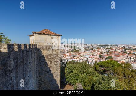 Die umgebende Mauer des historischen Castelo de Sao Jorge (Castelo de Sao Jorge) und der Blick auf die Stadt Lissabon in Portugal an einem sonnigen Tag Stockfoto