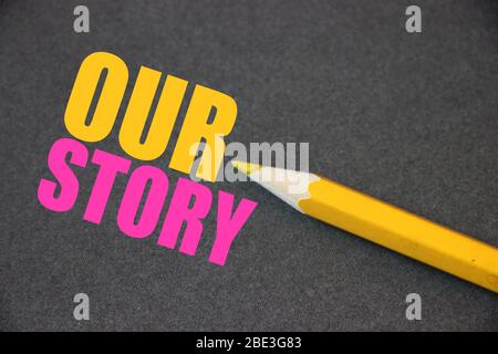 Unser Story-Text in gelb und rosa und gelb Stift. Marketingkonzept für Storytelling Stockfoto