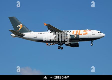 Istanbul / Türkei - 29. März 2019: ULS Cargo Airbus A310 TC-VEL Passagierflugzeug Ankunft und Landung am Flughafen Istanbul Atatürk Stockfoto