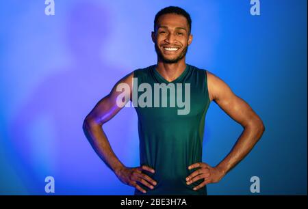 African Man In Sportswear Lächelnd In Die Kamera, Studioaufnahme Stockfoto
