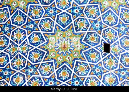 Nahaufnahme von bunten Details, islamischen Ornamenten und floralen Majolika (Keramikfliesen) in Barakhan Madrasah, Taschkent, Usbekistan. Stockfoto
