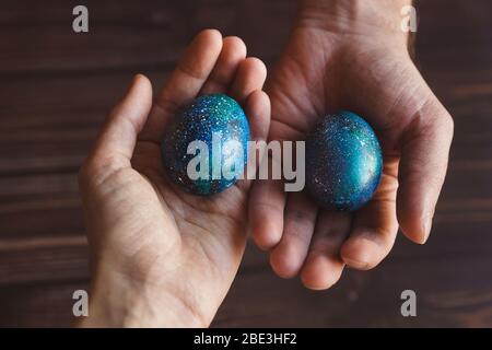 Dunkle Galaxie ostereier handgemacht blau Stockfoto