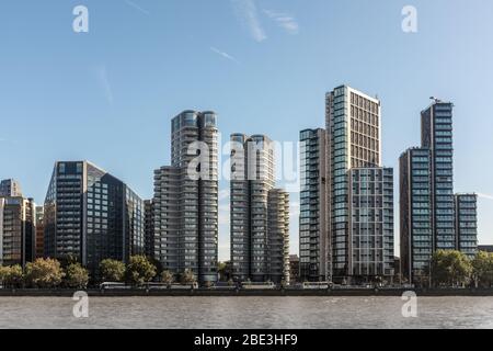 Albert Embankment London mit luxuriösen Apartmentblocks Corniche und Dumont sowie Bürogebäuden Stockfoto