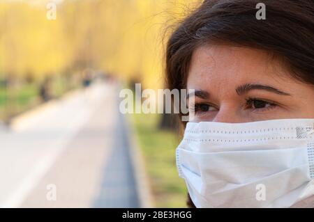 Porträt einer Frau mit medizinischer Maske. Quarantäne in der Welt im Jahr 2020. Prävention des Ausbruch des Coronavirus SARS-CoV-2. Stockfoto