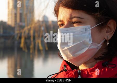 Porträt einer Frau mit medizinischer Maske. Quarantäne in der Welt im Jahr 2020. Prävention des Ausbruch des Coronavirus SARS-CoV-2. Stockfoto