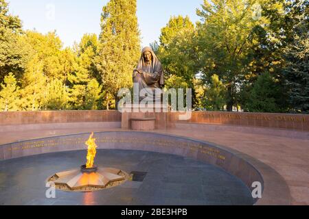 Denkmal der ewigen Flamme auf dem Mustaqillik Maydoni Platz in Taschkent, Usbekistan. Grab des unbekannten Soldaten auf dem Platz der Erinnerung und Ehre. Ewiges Feuer. Stockfoto