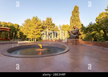 Das Denkmal der ewigen Flamme befindet sich auf dem Mustaqillik Maydoni Platz in Taschkent, Usbekistan. Grab des unbekannten Soldaten auf dem Platz der Erinnerung und Ehre. Stockfoto