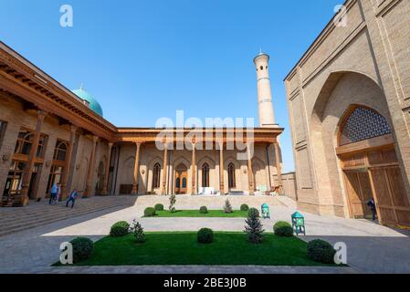 Außenansicht der Tilla Scheich Moschee in Khazrati Imam architektonischen Komplex. Hohes Minarett und Tür in Taschkent, Usbekistan. Stockfoto