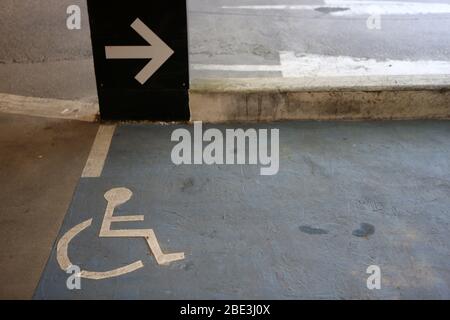 Place de parking réservée aux handicapés. Saint-Gervais-les-Bains. Haute-Savoie. Frankreich. Stockfoto